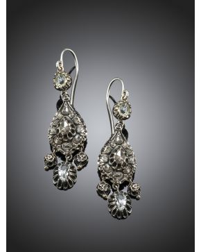 41-PENDIENTES COLGANTES ISABELINOS DE MONTURA DE PLATA CON DIAMANTES CENTRALES TALLA ANTIGUA Y AGUAMARINAS. 