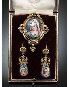 6-SUITE DE BROCHE Y PENDIENTES ESTILO NAPOLEÓN III CIRCA 1860 EN ORO AMARILLO Y ESMALTE CON INCRUSTACIONES  DE DIAMANTES. PERFILES FEMENINOS AL GUSTO FR