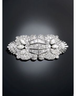 999-Broche doble clip de diamantes talla marquisse con exquisito diseño geométrico cuajado de brillantes. Montura de platino.