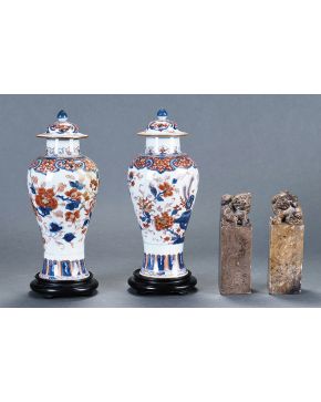 1081-Pareja de tibores en porcelana china Imari.