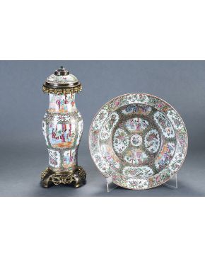 1049-Jarrón en porcelana china ff. s. XIX. Familia Rosa. con montura en dorado.