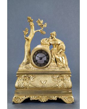353-Reloj en bronce dorado. Francia. II Imperio. s. XIX.