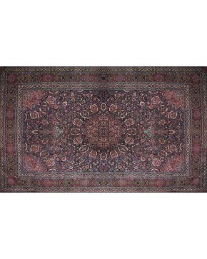 418-Gran alfombra persa en lana con profusa decoración vegetal y floral y gran medallón central polilobulado sobre campo azul. 