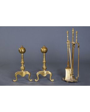 1036-Lote formado por pareja de morillos en bronce dorado con patas de volutas y juego de atizadores.
