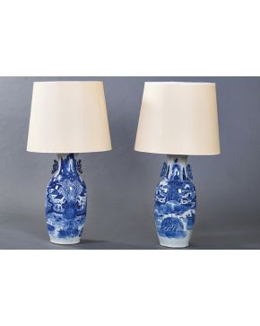 1173-Pareja de jarrones adaptados a lámparas de sobremesa en porcelana china blanca y azul con decoración de escenas cotidianas. c. 1900. Una con important