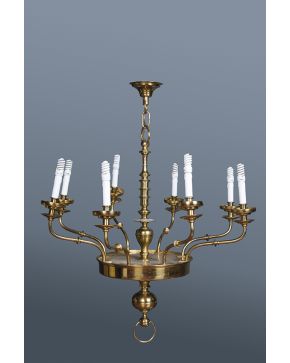 366-Lámpara de techo de ocho luces en metal dorado con remate de bola con argolla.