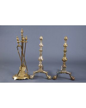 1026-Lote formado por pareja de morillos con patas de garra sobre bola y decoración helicoidal; y juego de atizadores en bronce dorado.