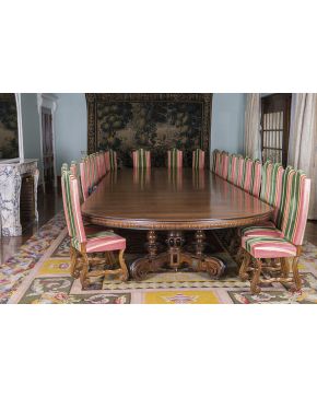 544-Juego de 14 sillas de comedor estilo Luis XIII en madera de nogal con patas de volutas unidas por chambrana. Tapizadas en terciopelo a rayas. 