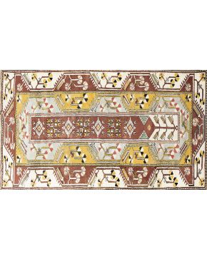 1071-Alfombra Milas (Turquía) con campo color beige y decoración de motivos geométricos.