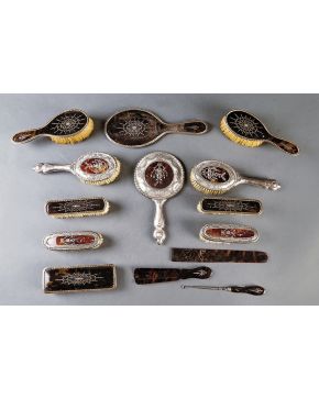 985-Lote de dos elegantes juegos de tocador en plata inglesa punzonada y carey con marcas de Londres y de Brimingham. Profusamente decorados con cestos de