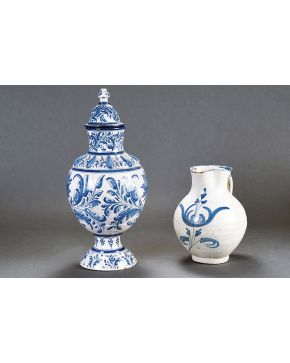 1133-Jarrón con tapa en cerámica de Talavera-Ruiz de Luna. Decoración esmaltada blanca y azul con motivos vegetales y flores. Gallones. Marcas en la base. 