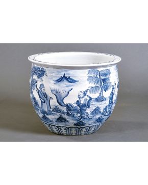 1156-Gran pecera en porcelana china blanca y azul con decoración de cortesanos tocando instrumentos musicales en paisaje. Con marcas. 