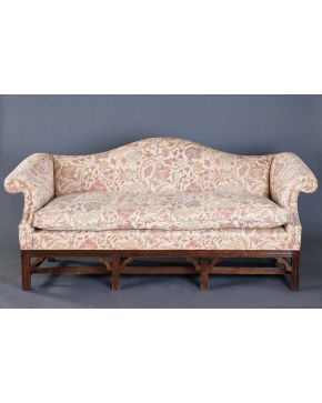 503-Pareja de sofás en madera tallada con tapicería estampada de flores y ramas.