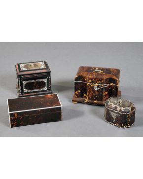 455-Lote de dos cajas en madera tallada con carey y aplicaciones de hueso. fines S. XIX. Una de ellas. tipo cofre con cerradura y asa; la otra compartimen