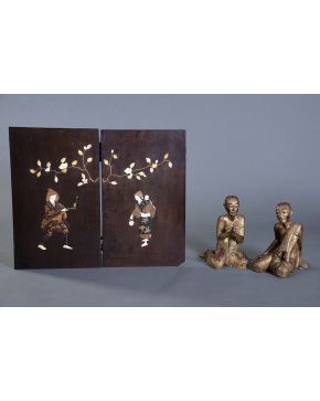 1054-Pareja de paneles chinos en madera con incrustaciones de nácar. hueso y maderas frutales representando escenas costumbristas. Detalles en dorado.