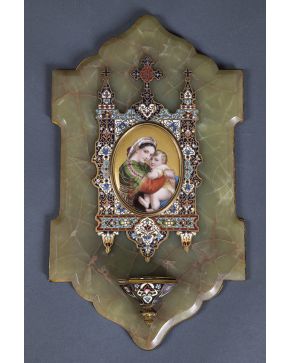509-Benditera en esmalte cloissoné con representación de la Virgen de la Silla de Rafael sobre base de ónice.