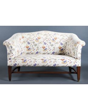 419-Pequeño sofá en madera tallada tapizado en tela con motivos vegetales y florales.