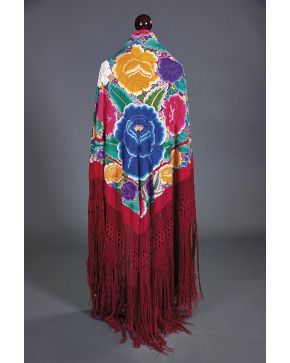 1058-Espectacular mantón de manila en seda granate. con gran registro de macramé y decoración bordada con grandes peonías en hilos de seda de colores. C. 1
