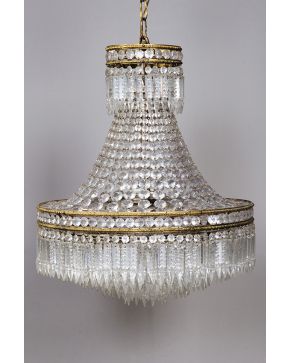 413-Lámpara de techo francesa de cinco luces en bronce y cristal con decoración de cuentas y prismas facetados. 