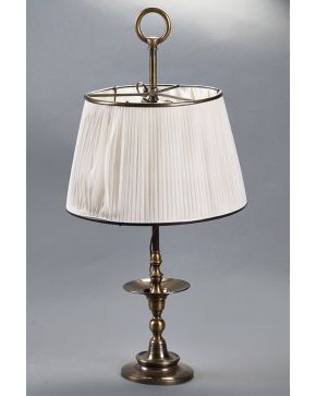 1226-Lámpara de sobremesa de tres luces en metal dorado.
