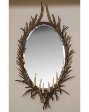 469-Original espejo oval con marco de cuernas con seis portavelas. 