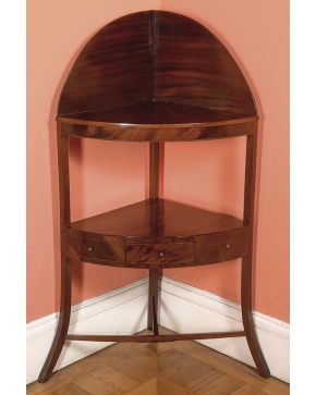 568-Mueble esquinero georgiano de doble altura. s. XIX. En madera de caoba. bandeja inferior con cajón central y dos simulados.