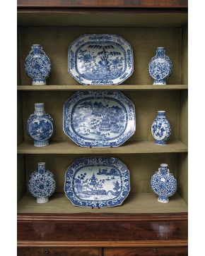 618-Lote de 6 botellas de peregrino en porcelana china azul y blanca con decoración esmaltada de personajes. aves. animales. flores y motivos vegetales.