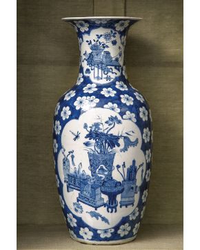 564-Decorativa pareja de jarrones chinos en porcelana blanca y azul.