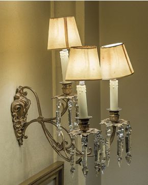 603-Pareja de apliques de tres luces en bronce dorado con aplicaciones de prismas en cristal tallado.