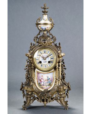 662-Reloj en bronce con placas de porcelana. Francia. ff. s. XIX.