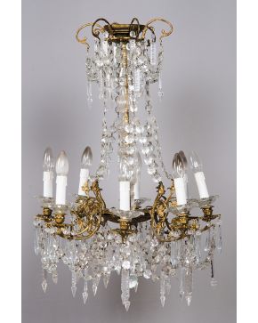 1044-Lámpara de techo de ocho luces en bronce y cristal con cuentas y prismas de cristal tallado.