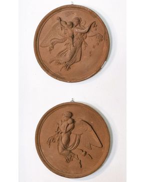 486-Lote de dos improntas en terracota con figuras femeninas aladas con querubines en relieve representando la noche y el día. s. XIX.