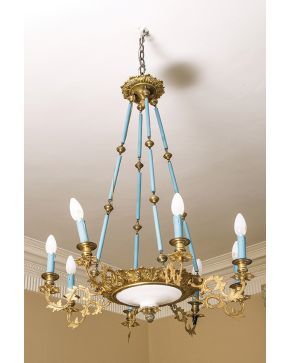 977-Lámpara de techo de ocho luces en bronce dorado y opalina azul. s. XIX. 