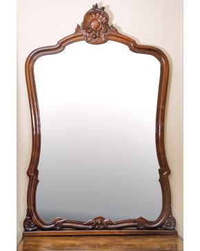 491-Gran espejo isabelino. s. XIX en madera de caoba tallada. con copete de rocalla y luna biselada.