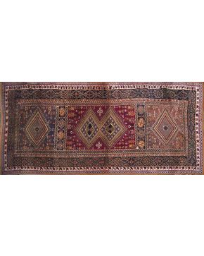 569-Gran alfombra persa en lana con decoración de motivos romboidales sobre campos granate y gris con triple cenefa perimetral. la más gruesa sobre fondo 