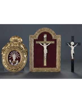 790-Lote de dos Cristos en marfil tallado. C. 1900. Uno de ellos enmarcado sobre fondo de terciopelo granate. 