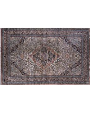 953-Magnífica alfombra persa anudada a mano en seda. Medallón central sobre fondo totalmente cubierto de motivos florales y vegetales. Campo color marfil 