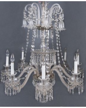 541-Elegante lámpara de ocho brazos de luz en cristal de Bacarrat brazos sogueados y decoración de campanitas colgantes. cuentas de cristal. y prismas fac