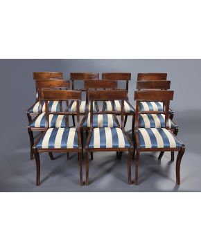 561-Comedor de estilo inglés formado por mesa con perfil de limoncillo y doble pata de jarrón y 10 sillas en madera tallada con tapicería en seda azul de 