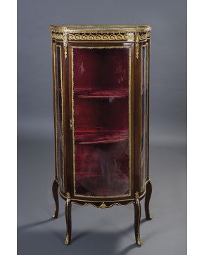 762-Vitrina estilo Luis XV en  madera tallada con aplicaciones en bronce dorado. Interior dividido en cuatro alturas. tapa en mármol marrón veteado y rema