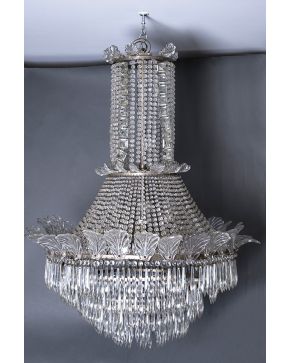 542-Gran lámpara de techo tipo globo. c. 1900. en cristal tallado con decoración de cuentas. prismas colgantes y palmetas perimetrales.