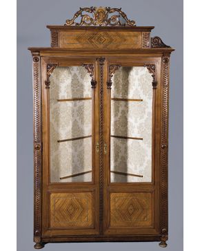 420-Mueble vitrina esquinera en madera tallada en su color con detalles en marquetería y decoración de mascarones C. 1900. 