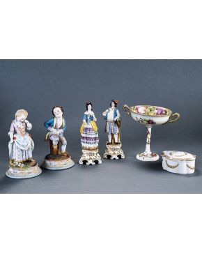 496-Lote compuesto por dos parejas de figuras en porcelana y biscuit policromado.