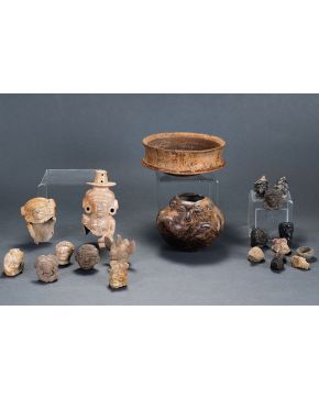 1192-Conjunto de siete cabezas en cerámica y dos en piedra. humanas y de animal. Una de ellas es molde de cara. Cultura Maya. Zona Petén-Guatemala. Periodo