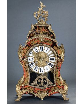 646-Reloj de sobremesa tipo cartel. siguiendo modelos Napoleón III. Aplicaciones de bronce dorado y simulación de marquetería Boulle en carey y latón. Esf