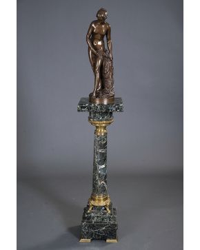 974-Siguiendo modelo de ÉTIENNE-MAURICE FALCONET (Paris. 1716-1791)