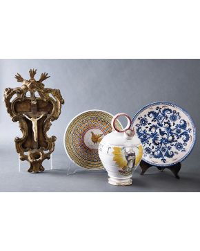 820-Lote de tres piezas en cerámica levantina: Botijo con la representación de San Vicente Ferrer y la Virgen de los Desamparados. con inscripción Dª MAR