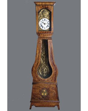 1106-Reloj de antesala en madera con péndulo y caja de reloj en latón profusamente cincelado con decoración de flores. España. c. 1900. Firmado en la esfer