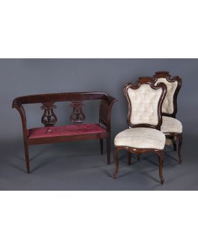 531-Pareja de sillas en madera de caoba. s. XIX. Respaldo a modo de volutas y patas cabriolé. Tapiceía en beige. 