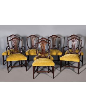 539-Lote formado por mesa de comedor estilo inglés y sillería compuesta por dos butacas y seis sillas estilo Heppelwhite en madera de caoba. 
